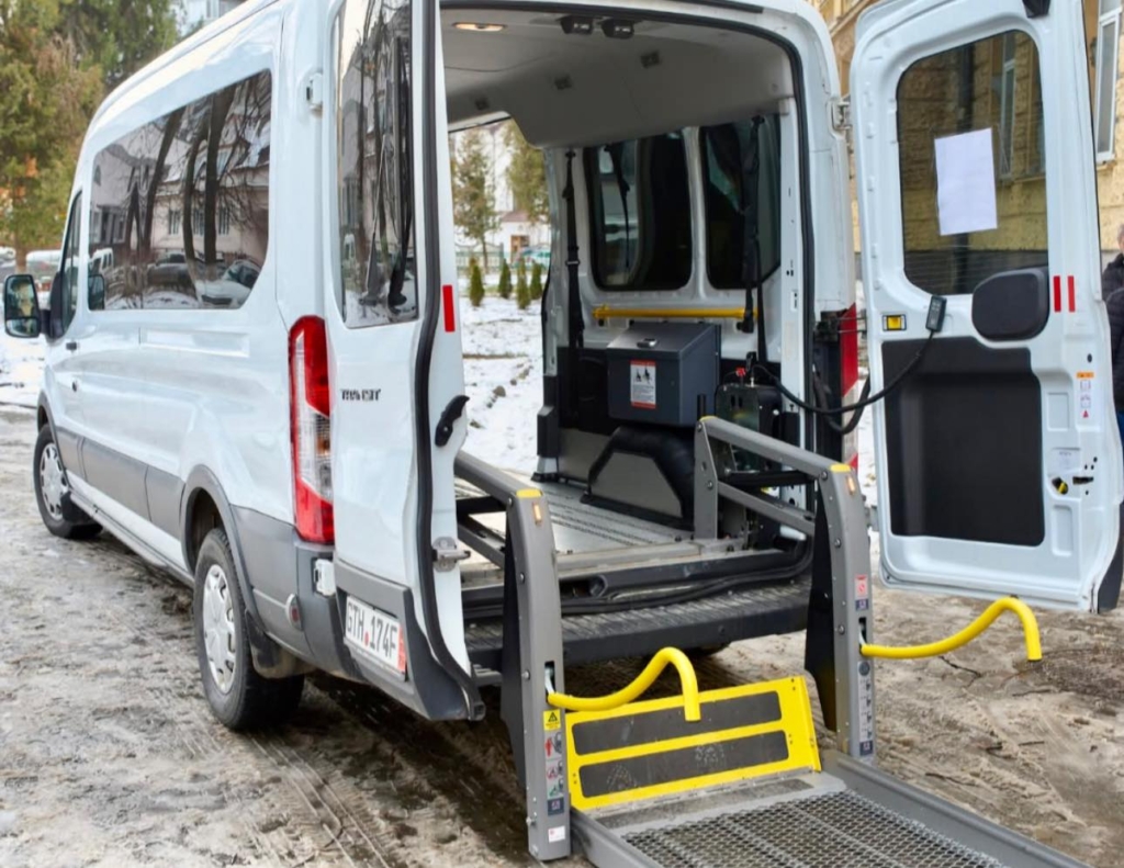 Франківська лікарня №1 отримала авто для військових з ампутаціями 1