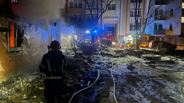 На пожежі у Франківську врятували людину, ще трьох евакуювали