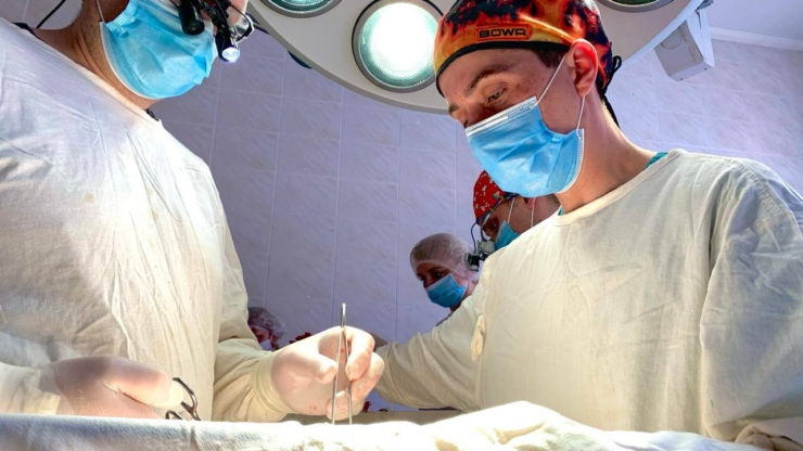 Три оперцації: в ОДКЛ врятували 7-річного хлопчика, що ковтнув батарейку