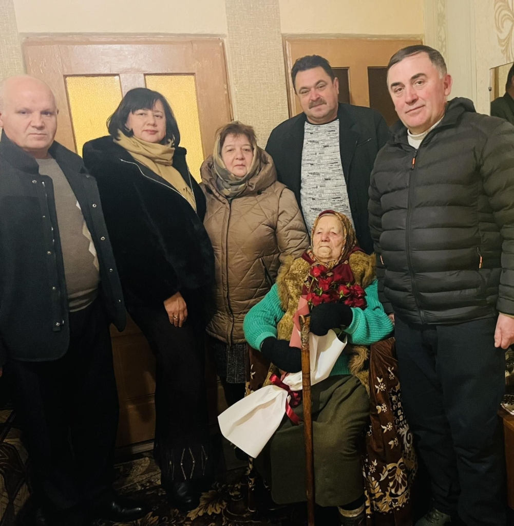 Прикарпатка заспівала для гостей на свою 103 річницю 1