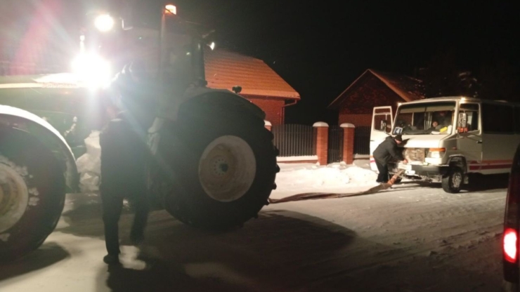 На Прикарпатті депутат селищної ради витягнув із заметів два автобуси