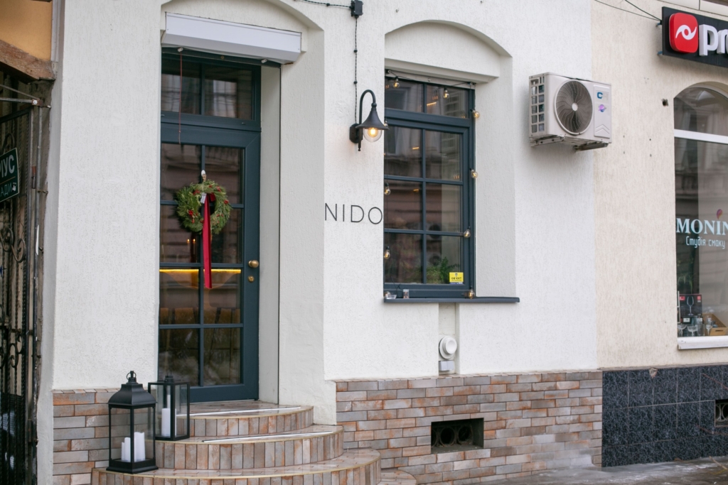 Родина переселенців з Дніпра відкрила спікізі-бар у Франківську 3