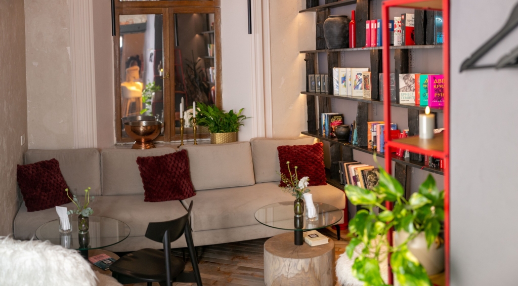 Родина переселенців з Дніпра відкрила спікізі-бар у Франківську 1