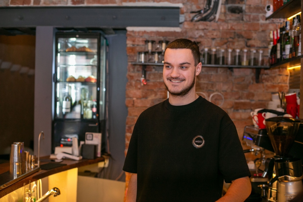 Родина переселенців з Дніпра відкрила спікізі-бар у Франківську 2