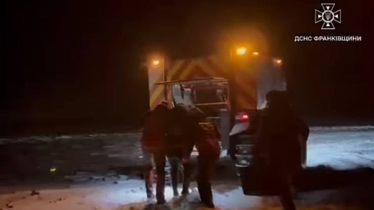 Прикарпатські рятувальники всюдиходом доправили травмованого 11-річного хлопчика до медиків