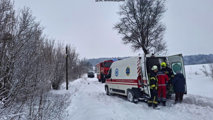 У Рогатинській громаді рятувальники відбуксирували "швидку"