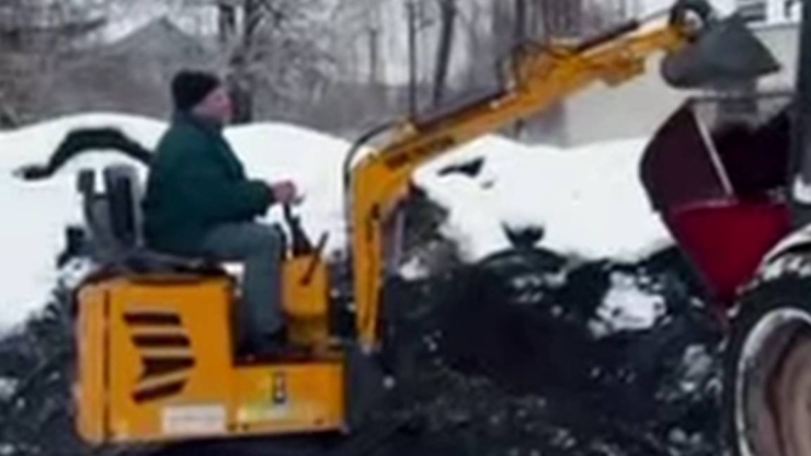 Бурштинські комунальники придбали мініекскаватор за майже 400 тис. грн