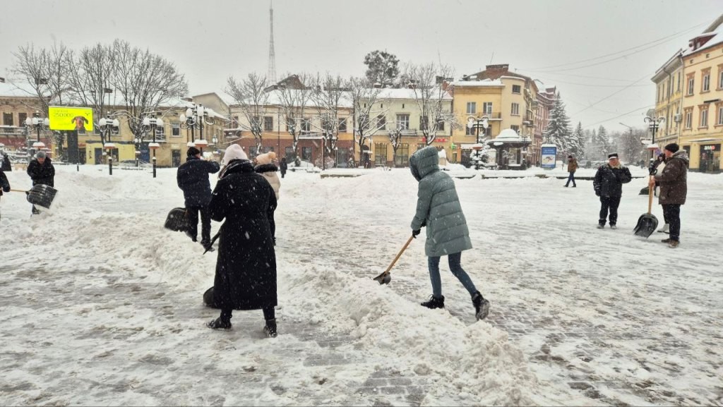 У Франківську Марцінків вивів чиновників на прибирання снігу. ФОТО 3