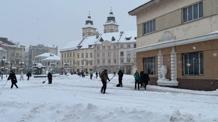 У Франківську Марцінків вивів чиновників на прибирання снігу. ФОТО