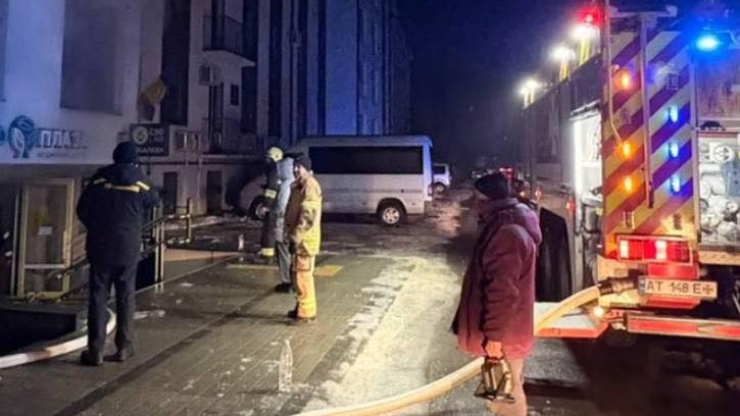 У Коломиї поліцейські охорони допомогли ліквідувати пожежу