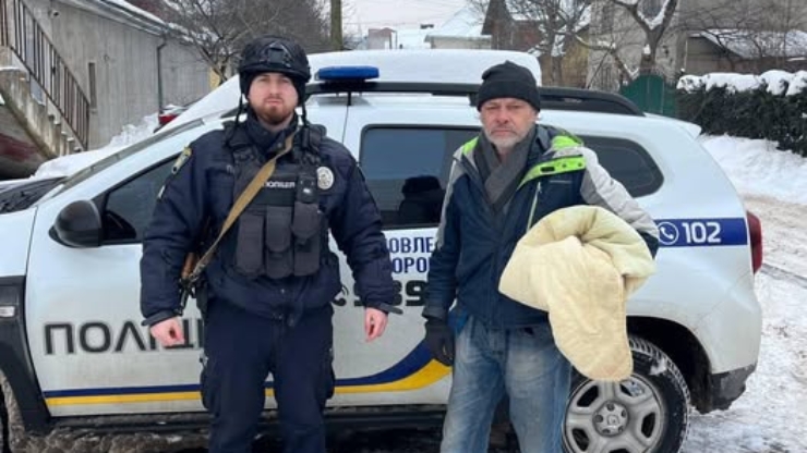 Прикарпатські поліцейські врятували чоловіка, який ледь не замерз