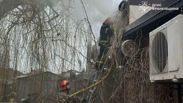 У Франківську загорілися витяжка та утеплювач у кафе