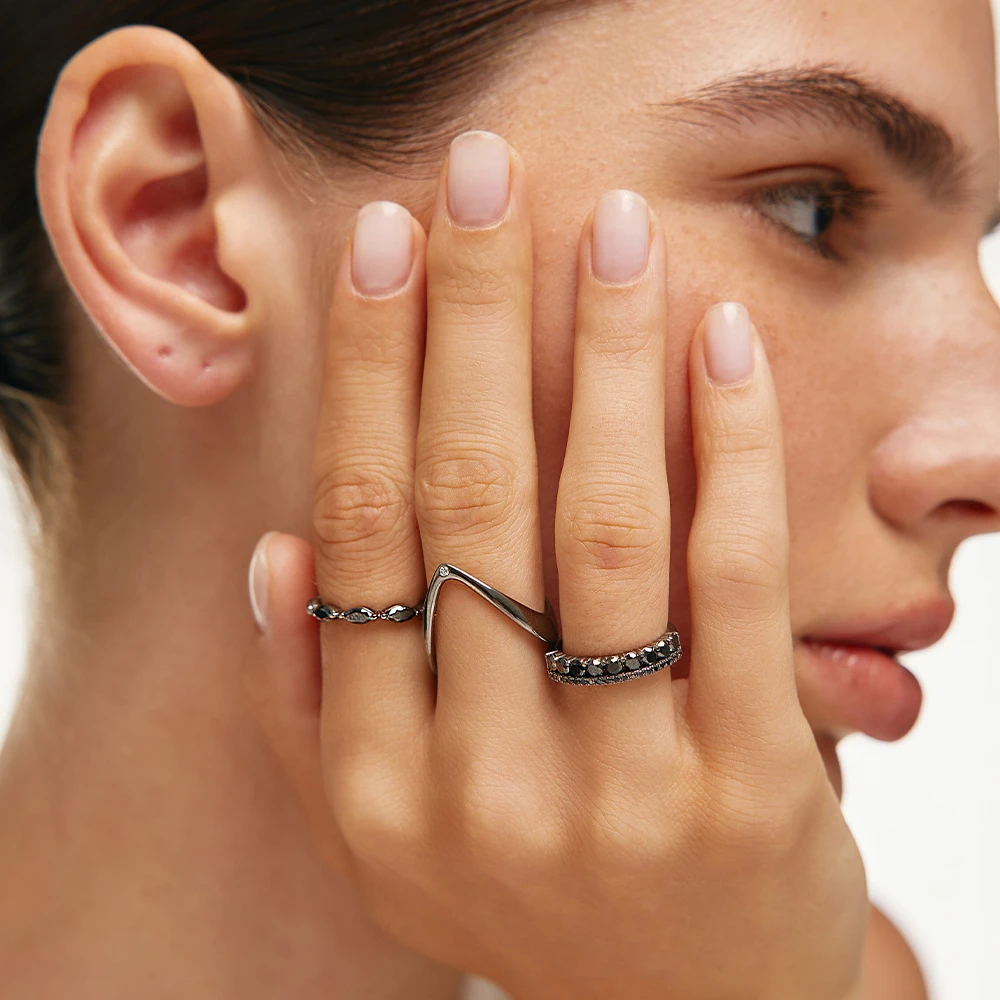 Золоті каблучки з чорним камінням як альтернатива класичним прикрасам