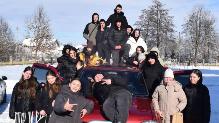 На Франківщині активна молодь придбала авто для ЗСУ