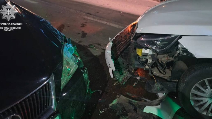 У Франківську п'яний водій Lexus без прав виїхав на зустрічку і зіткнувся з Peugeot