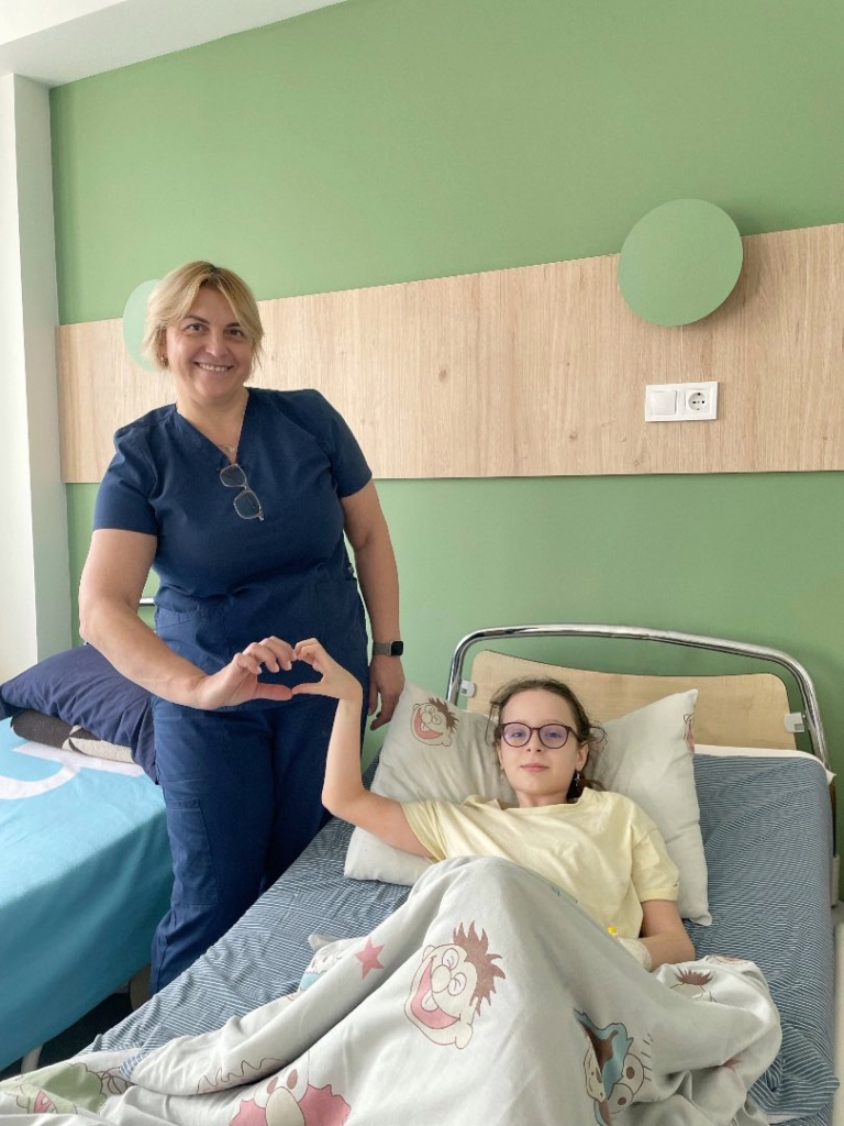 Лікарі зупинили пухлину розміром з диню в 11-річної дівчинки з Прикарпаття та дали їй шанс ходити 1