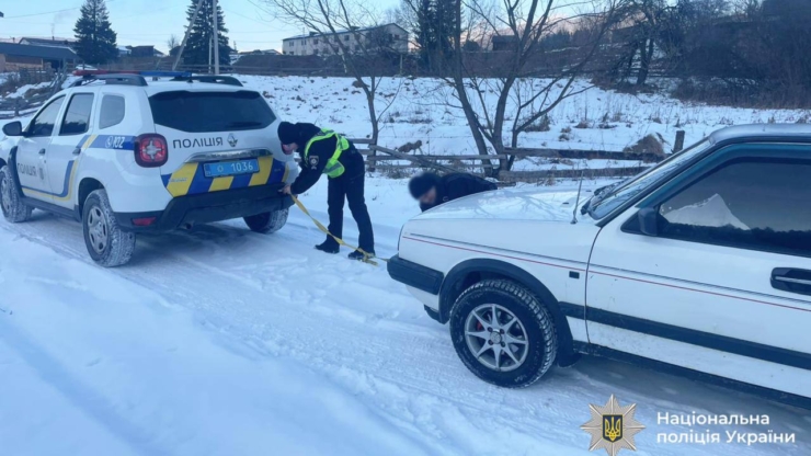 У Косові поліцейські витягнули легковик з кювету