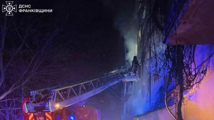 У Франківську на пожежі загинув безхатько, 25 людей евакуювали