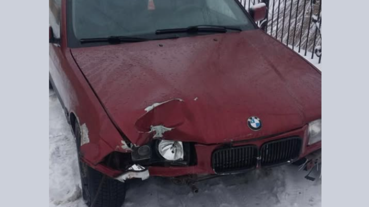 Франківські патрульні розшукали водія, що на BMW розбив стіну магазину і втік