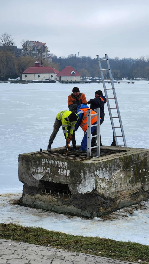 У Франківську скликають комісію через витік води з міського озера 3