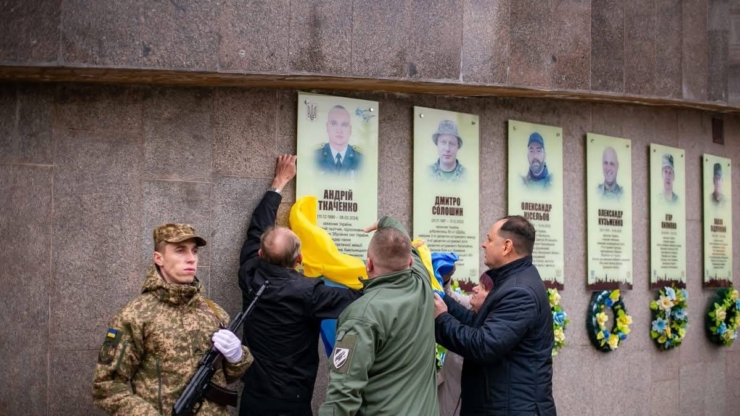 У Франківську відкрили пам’ятну дошку пілоту-винищувачу Андрію Ткаченку