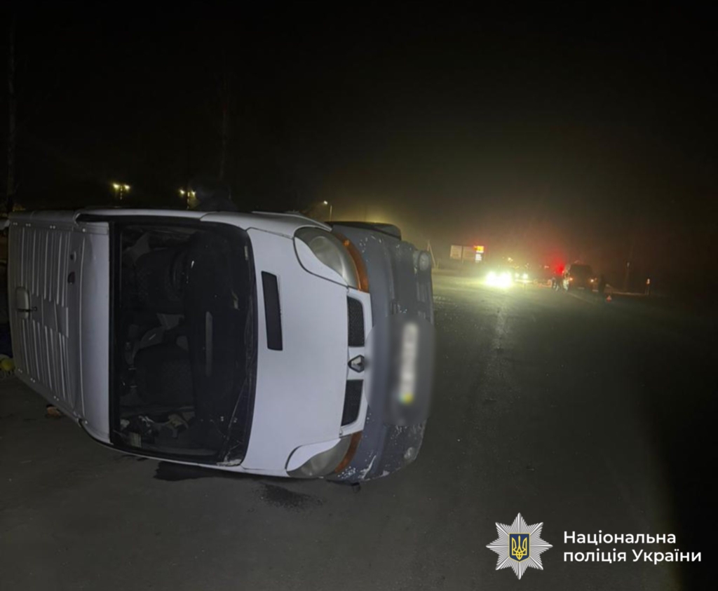 Троє підлітків у лікарні: в Драгомирчанах зіткнулися BMW та Renault Trafic 1