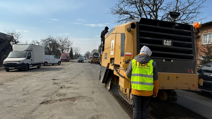Дорожники латають ями у селі Нижній Вербіж