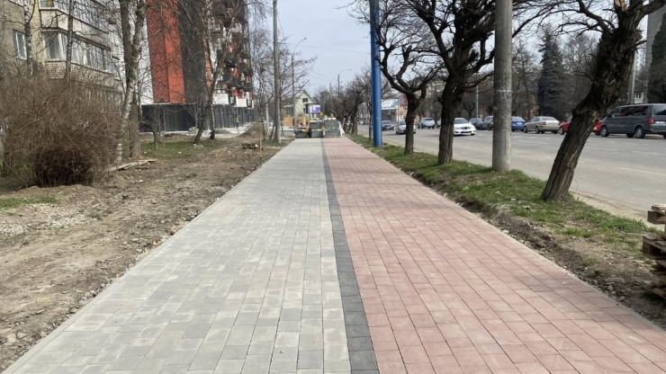 У Франківську на Бандери облаштовують велодоріжку і оновлюють тротуар