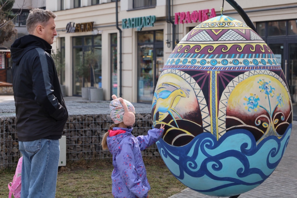 У Коломиї оновили декоративні писанки перед музеєм та відкрили крафтовий ярмарок 1