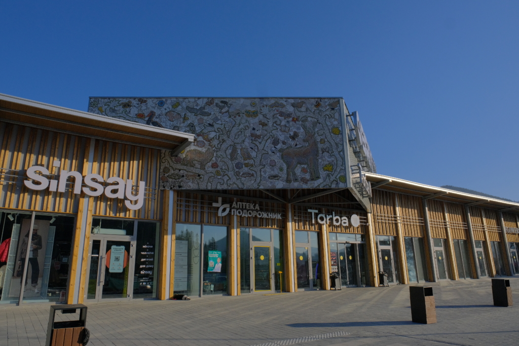 Поблизу Буковелю відкрили ритейл-парк, оздоблений унікальною мозаїкою. ФОТО 2