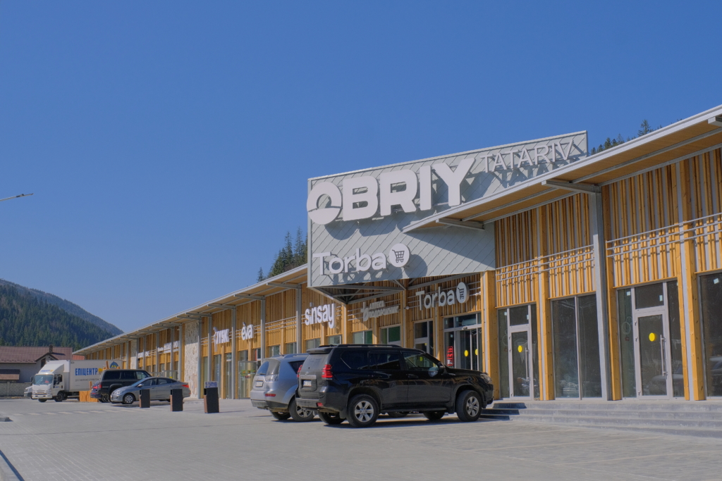 Поблизу Буковелю відкрили ритейл-парк, оздоблений унікальною мозаїкою. ФОТО 1