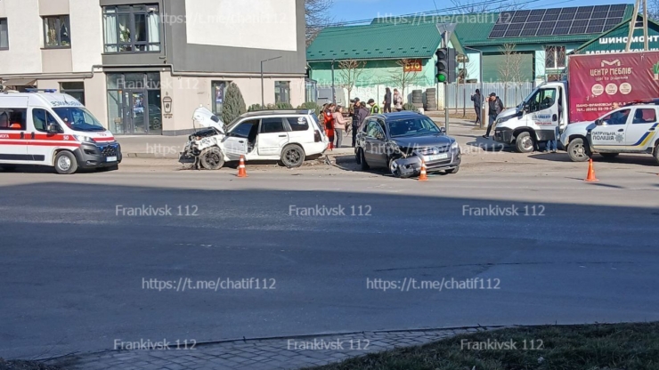 У Франківську зіткнулися три авто — госпіталізували чотирьох людей