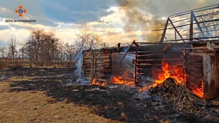На Калущині під час пожеж сухостою згоріли два сараї