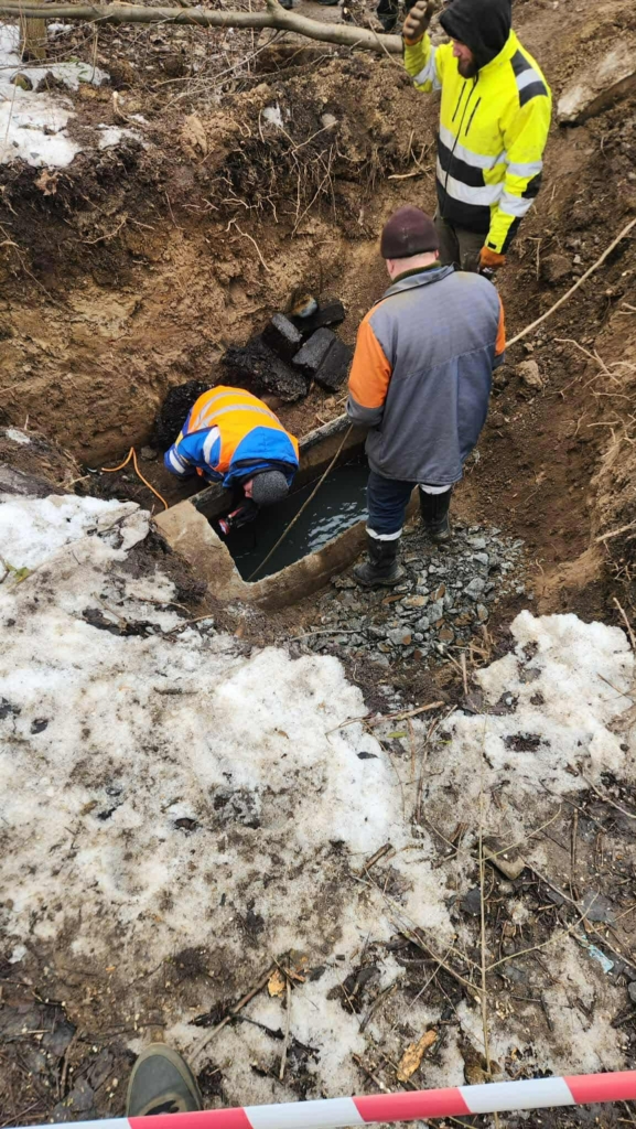 У Франківську скликають комісію через витік води з міського озера 2