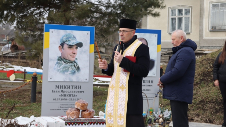 У Ямницькій громаді освятили пам'ятний стенд захиснику Іванові Микитину