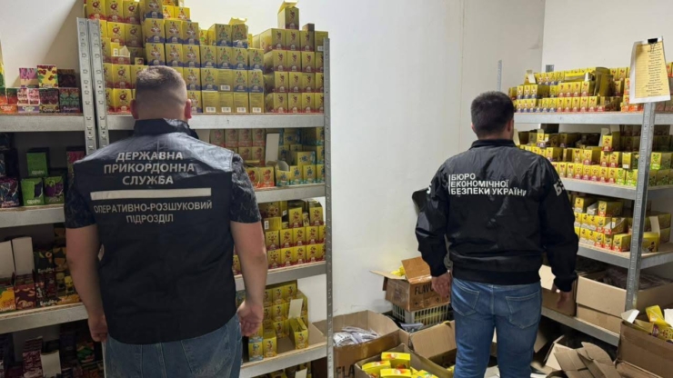 У прикарпатського підприємця прикордонники та БЕБ знайшли контрафакту для курців на 5,5 млн грн