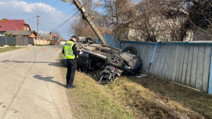 На Городенківщині авто врізалося в електроопору та перекинулося