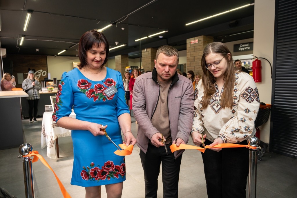 Більше, ніж покупки: у Нижньому Струтині на Франківщині відкрили супермаркет "Рукавичка"  1