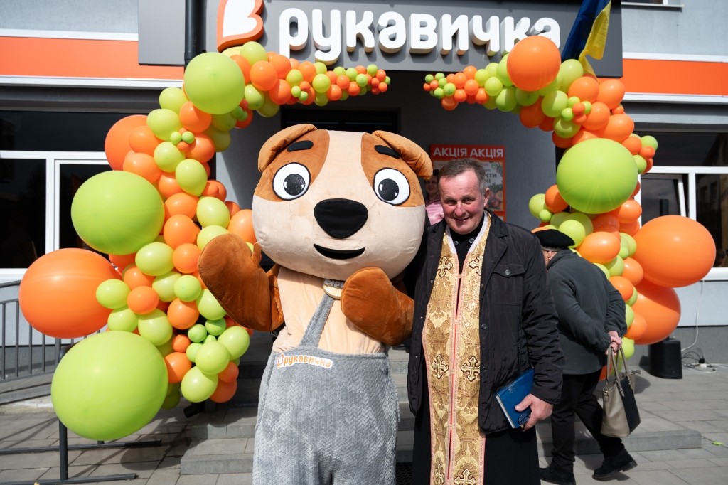 Більше, ніж покупки: у Нижньому Струтині на Франківщині відкрили супермаркет "Рукавичка"  2