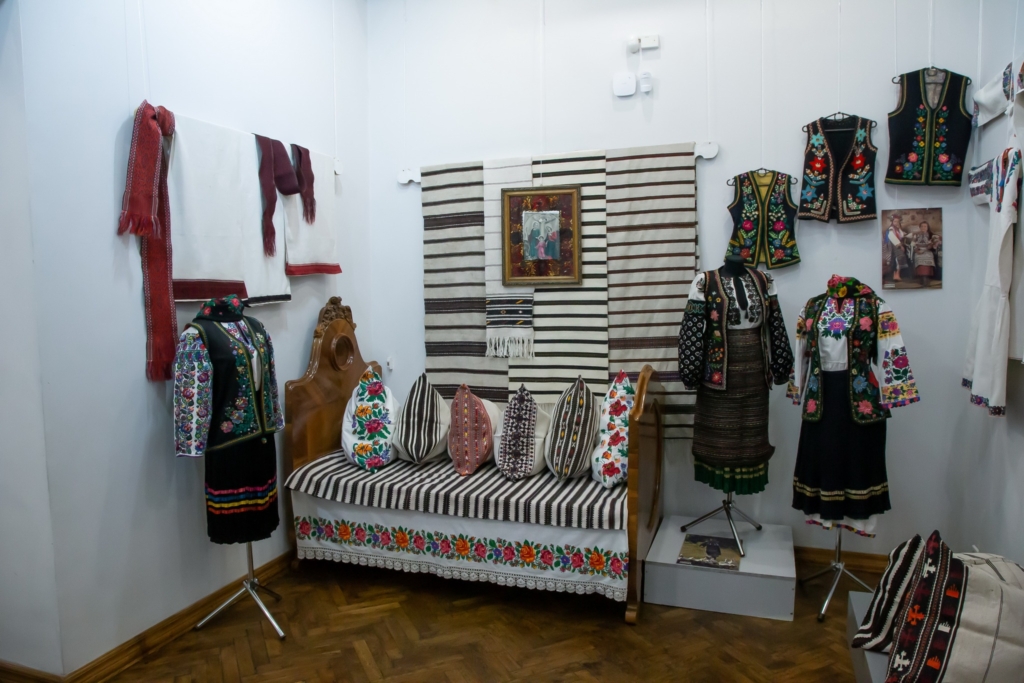 У Коломиї відкрили унікальну виставку борщівської сорочки 2