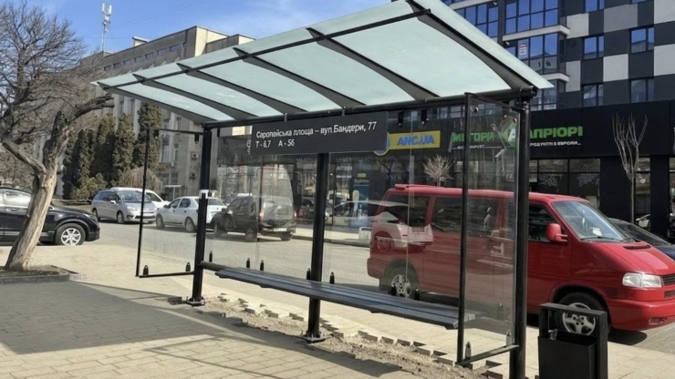 У Франківську на Бандери облаштували нову автобусну зупинку