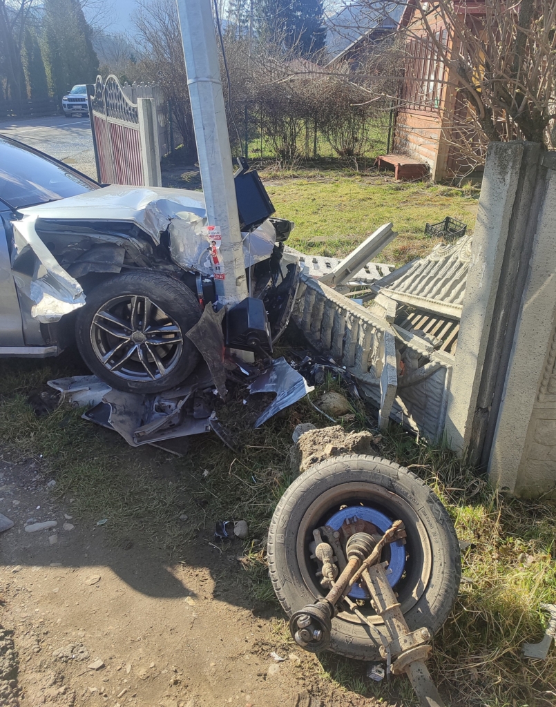 У Татарові зіткнулися легковик та мінівен: потрощено світлофори й електроопору 1