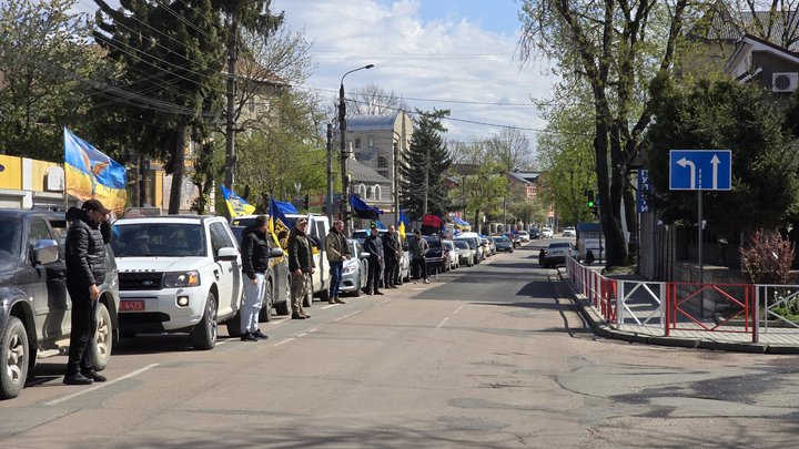 "Не втрачаємо надії": у Коломиї влаштували автопробіг на підтримку зниклих безвісти військових 1