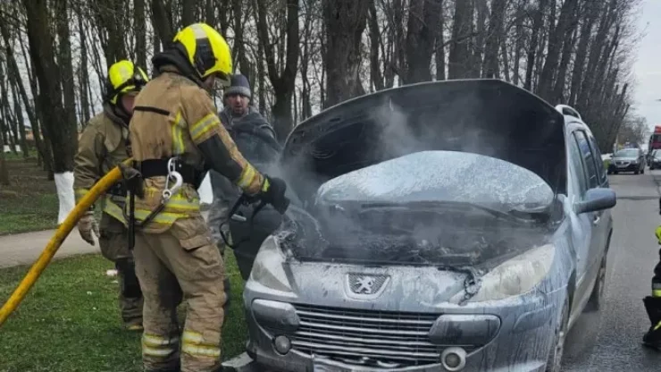 У Снятині загорівся легковик