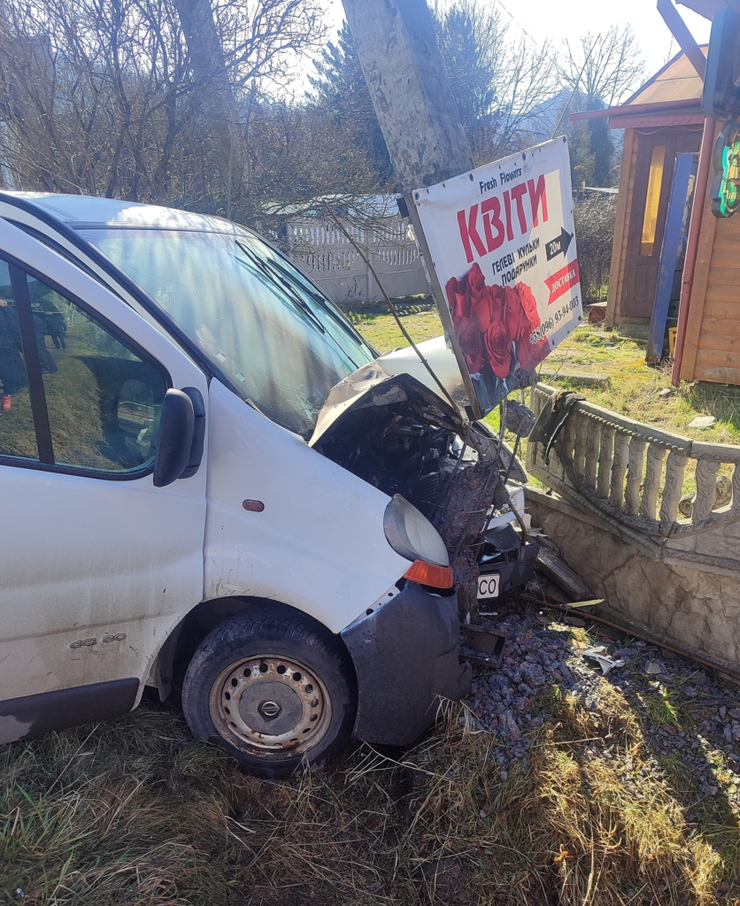 У Татарові зіткнулися легковик та мінівен: потрощено світлофори й електроопору 2