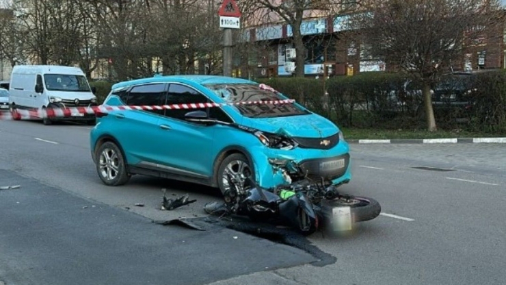 У Франківську 18-річний мотоцикліст врізався в авто