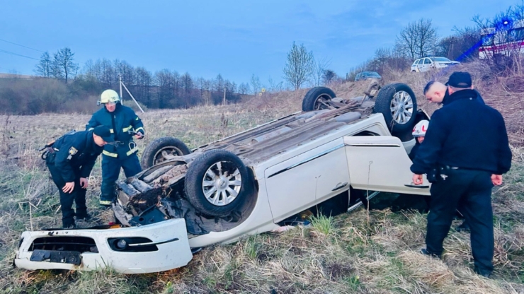 У Рогатинській громаді авто з'їхало в кювет і перекинулося — пасажирку госпіталізували