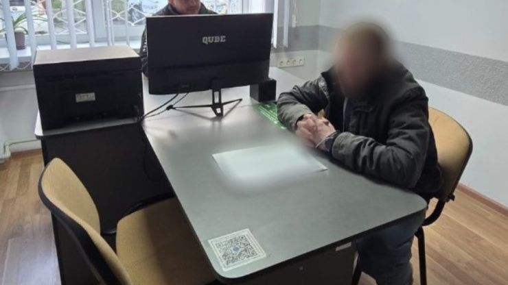 Поліцейські затримали прикарпатців, які збували психотропи через поштомати