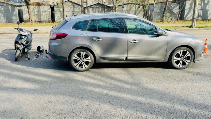 У Франківську 15-річний скутерист врізався в авто