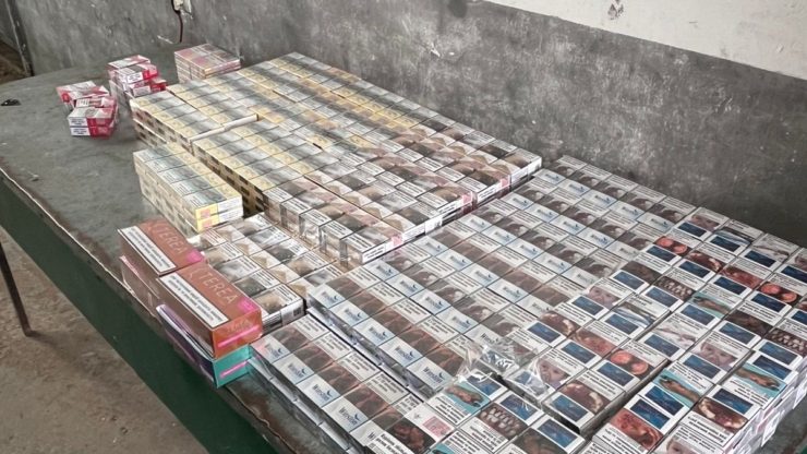 На кордоні затримали прикарпатця з контрабандою майже 800 пачок сигарет